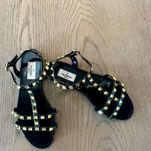 Valentino Garavani
Rockstud Jelly Flat Gladiator Sandals